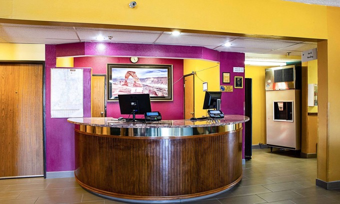 Monticello Hotel | Rodeway Inn & Suites