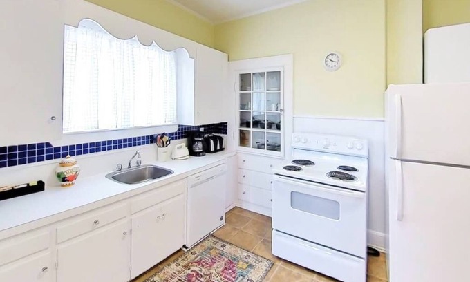 Yarmouth Apartment | Rodney Guest House #141