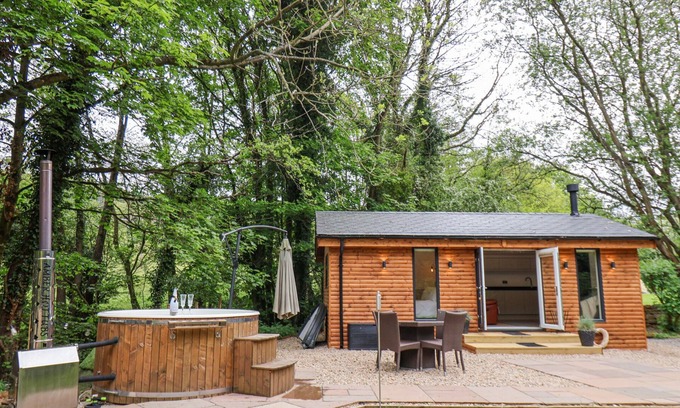 Aislaby Cottage | ROE DEER LODGE, pet friendly, luxury holiday cottage in Sleights