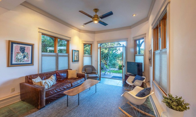 Hood River House | Roe Parker House - DT Hood River, Walk everywhere!