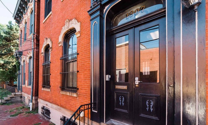 Manchester Apartment | ROKU TVs - Washer & Dryer - QueenBeds - GroupStay