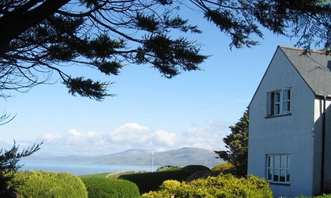 Llwyngwril House | Rola Sleeps 7 (4 Bedrooms)