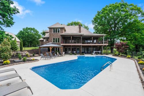 Branson West House | Rolling Hills Family Home