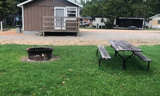 Ainsworth House | Rolling Stone Lakeside Cabin 2 East Shore Resort 2 Bedrooms