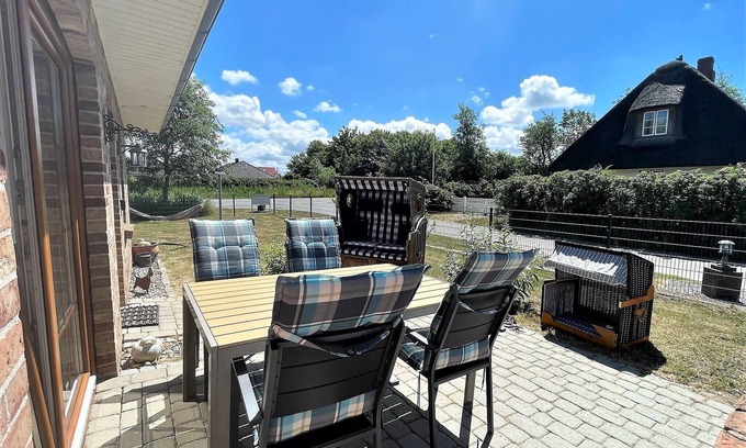 Neudorf House | Rollstuhlgeeignete Haushälfte mit Kamin und Strandkorb - Sehr Hundefreundlich