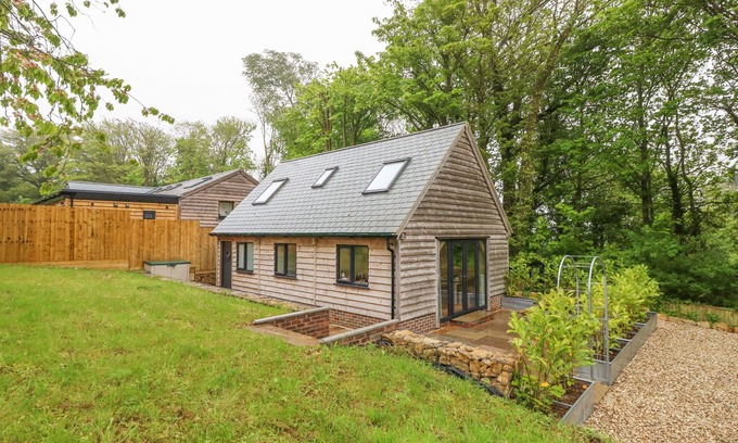 Holworth Cottage | ROMAN LODGE, pet friendly, with a garden in Osmington