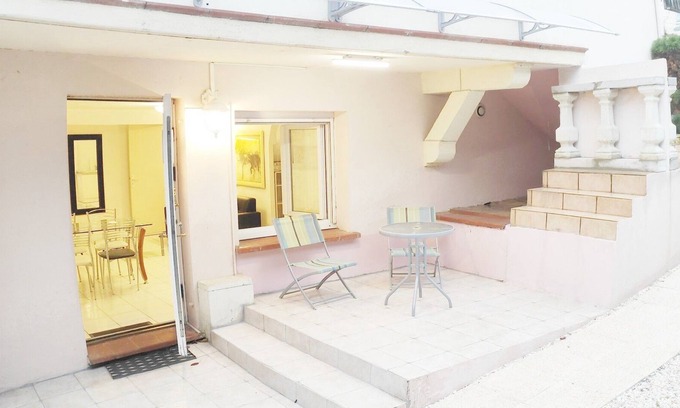 Purpan Apartment | Roman T3 RDC - Two Bedroom Apartment, Sleeps 4