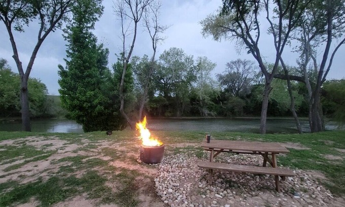 Smithville House | Romance Glamping | Pup Paradise | Near River | ADA