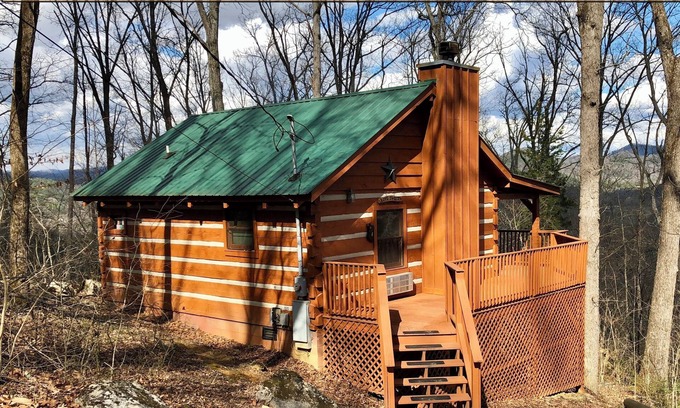 Townsend Cabin | Romance, Hot Tub, Firepit, Secluded, Whirlpool Bath, Fireplace - Pipers Place