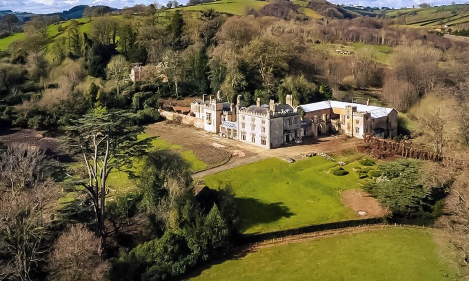 Kingswood Cottage | Romance, style and luxury are on offer in abundance in this countryside apartment.