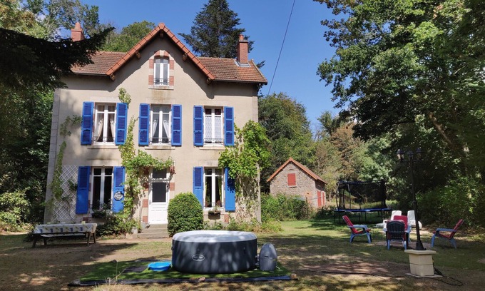 Buxieres-sous-Montaigut House | Romantic 19th century country home with a big garden and BBQ.