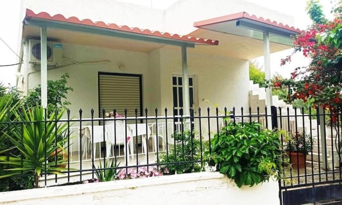 Oropos House | Romantic Greek villa 150 m from the beach