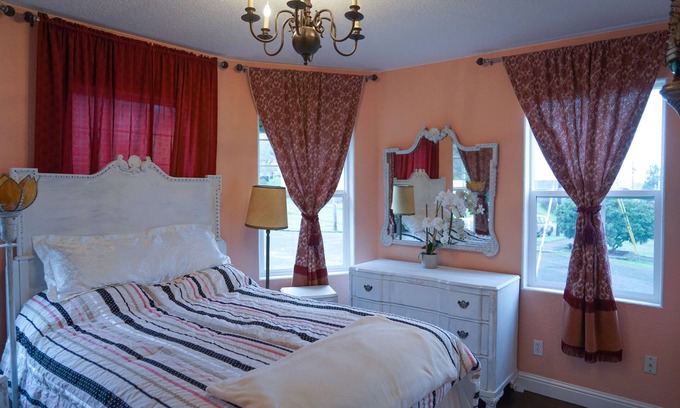 Astoria Condo | Romantic 2 Bed-2 Baths Condo w Views of Columbia