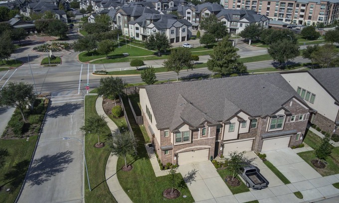 Rosenberg House | Romantic 3-BR Townhouse With Backyard ~ Double Story - Pet Friendly!