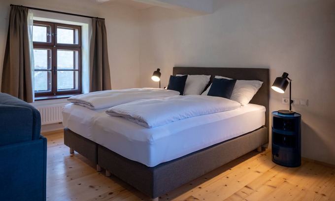 Lutzmannsburg Apartment | Romantic apartment in historic Streckhof in wine region