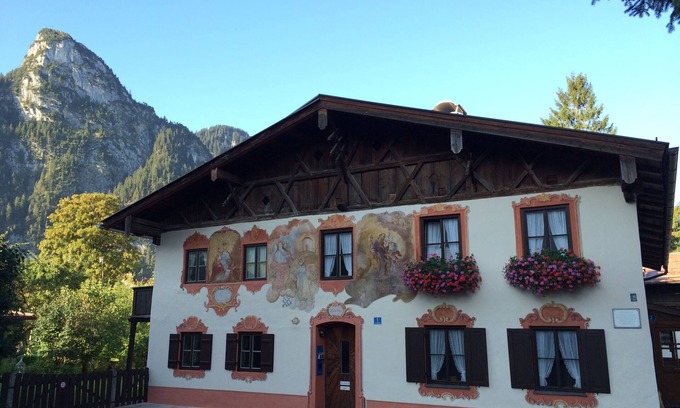 Oberammergau Apartment | romantic apartment "Himmelblau": recreation in the historic Mussldomahaus