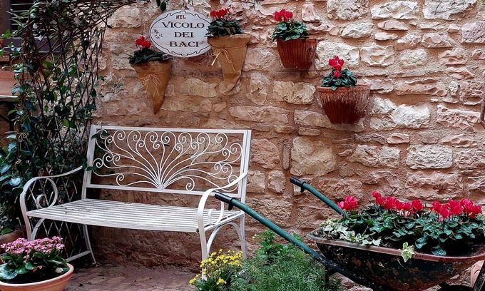 Spello Apartment | Romantic apartment in the Vicolo dei Baci located in the historic center