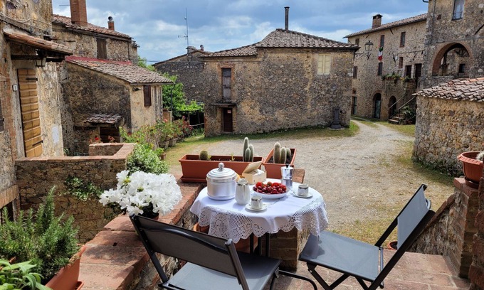 Castello di Tocchi Apartment | Romantic apartment located in a hamlet in the Sienese countryside