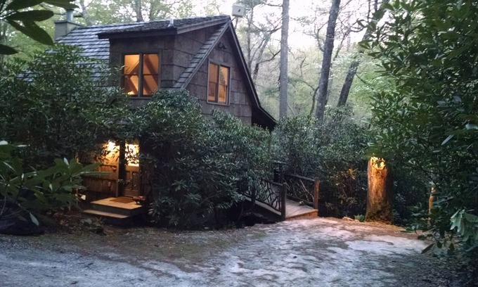 Cashiers Cabin | Romantic, bark covered cottage-close to town, book a summer stay now!π²π·π²