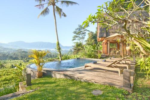Sidemen Ski Chalet | Romantic Barn with Mt. Agung Views