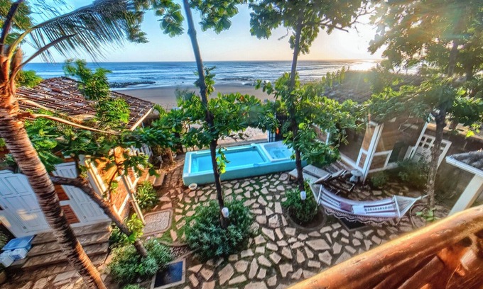 Pochomil House | Romantic BeachHouse Balcony Bedroom for Couples w/AC, Pool and Amzng Sunsets