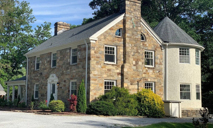 Hendersonville Bed & Breakfast | Romantic Bedroom and Bath in Historic Hendersonville Home with Healthy Breakfast