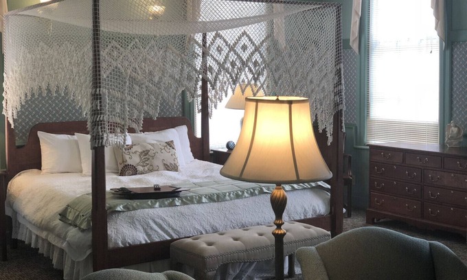 Lee Bed & Breakfast | Romantic Boutique Hotel /Bed and Breakfast - Deluxe Schoolhouse Suite