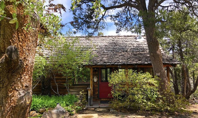 Mancos Cabin | Romantic Bungalow on Private Lake w/Hot Tub