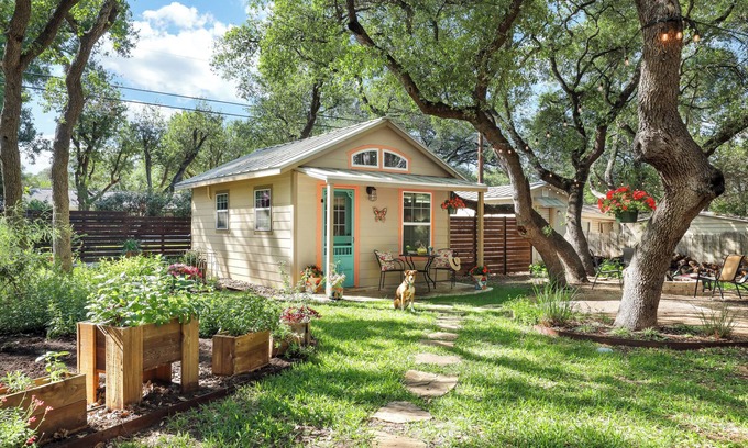 Wetmore House | Romantic~Butterfly Cttg~Central Loc, Firepit ~Oaks