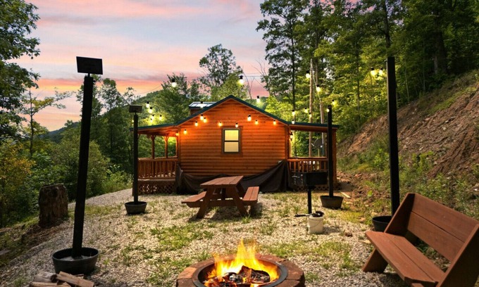 Stanton Cabin | Romantic Cabin | 9 Mn to Gorge | Dog Friendly Stay