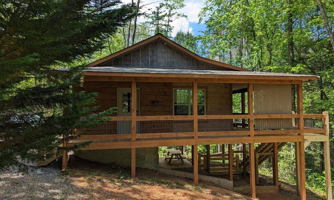Cashes Valley Cabin | Romantic Cabin for 2, Hot Tub, wifi 10min from BR, hiking and waterfalls near