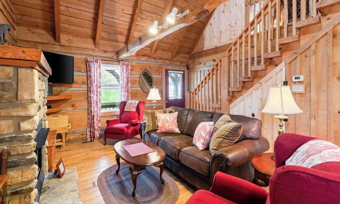 Vesta Cabin | Romantic Cabin Getaway - Fast Wi-Fi - Pet-Friendly
