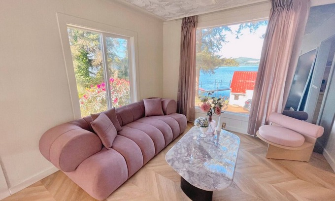 Westlake Cabin | Romantic Cabin on the Lake with a Waterfront View - Stay at the Lavender Loft