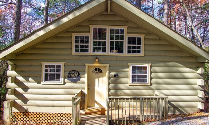 Sautee Nacoochee Cabin | Romantic Cabin Near Helen Hot Tub + Outdoor TV