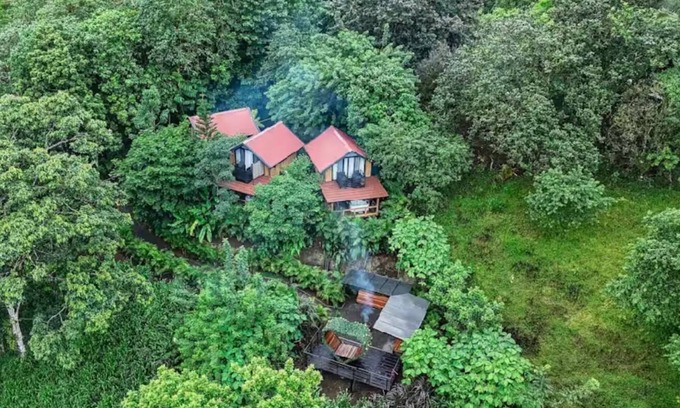 Monterrey Cabin | Romantic cabin with jacuzzi, AC, WiFi near Arenal Volcano, La Fortuna Costa Rica