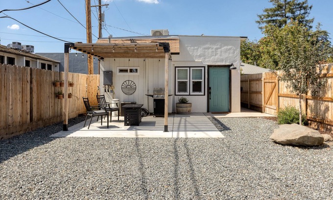 Visalia Apartment | Romantic Casita Revival | Firepit, WiFi