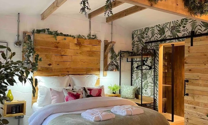 Nantwich Cabin | ROMANTIC COLONIAL LODGE WITH HOT TUB, RURAL CHESHIRE