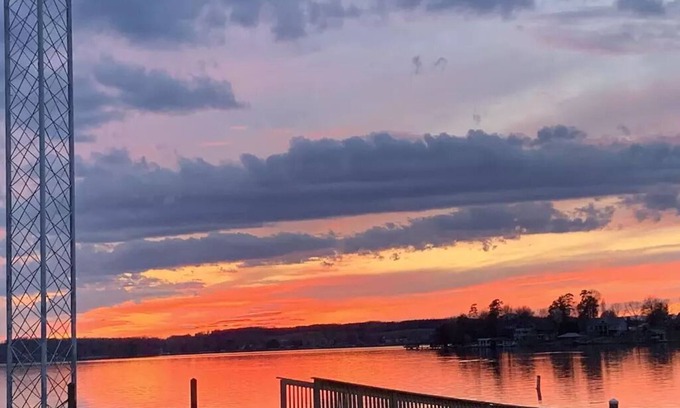 Huddleston Condo | Romantic condo with beautiful sunset views of Smith Mountain Lake