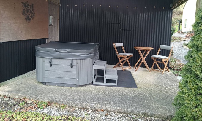 Caio Cabin | Romantic cosy railway carriage with hot tub and garden.