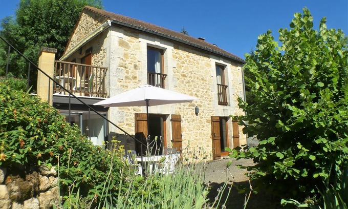 Castels House | Romantic cottage with huge swimming pool walking distance from medieval village