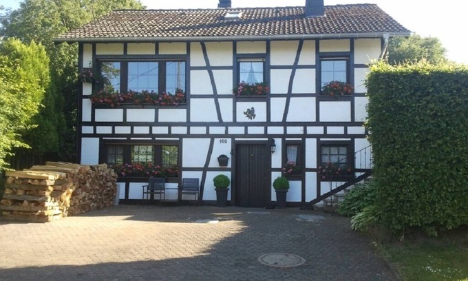 Hellenthal House | Romantic cottage is looking for you! -Wi-Fi, fireplace, infrared cabin