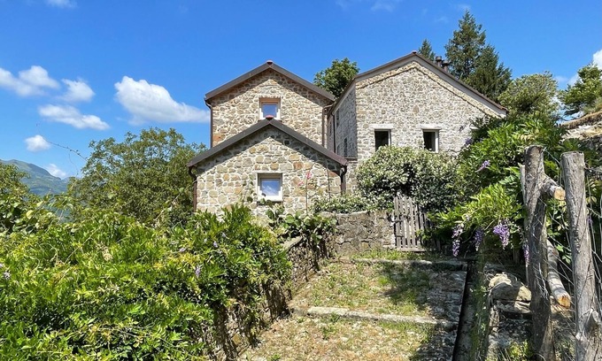 Varese Ligure Cottage | Romantic cottage with private spa
