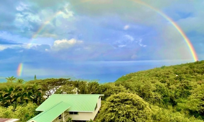 Captain Cook Cottage | Romantic cottage with stunning ocean and mountain views in Captain Cook, HI