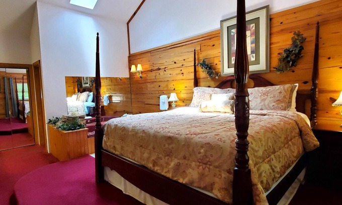 Eureka Springs Cabin | Romantic, country cabin for two with oversize jetted tub