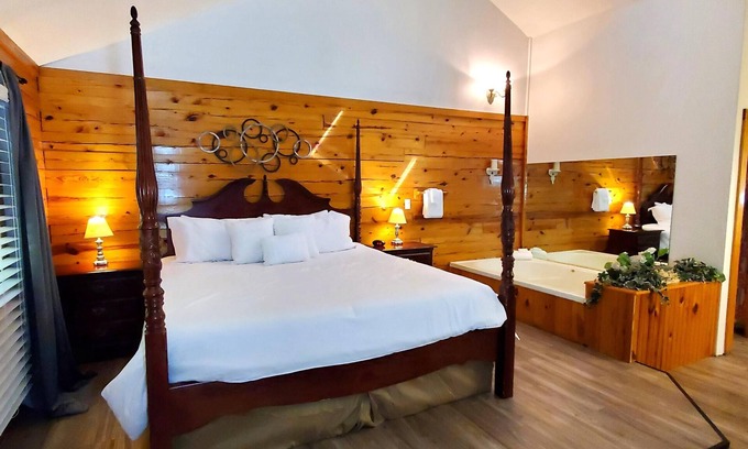 Eureka Springs Cabin | Romantic, country cabin for two with oversize jetted tub