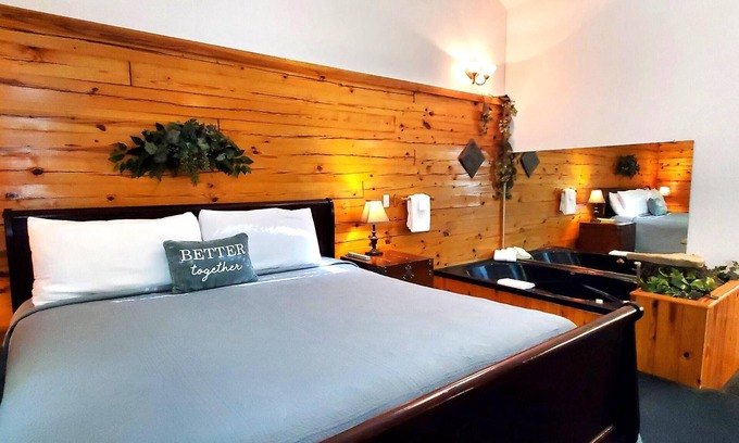 Eureka Springs Cabin | Romantic, country cabin for two with oversize jetted tub