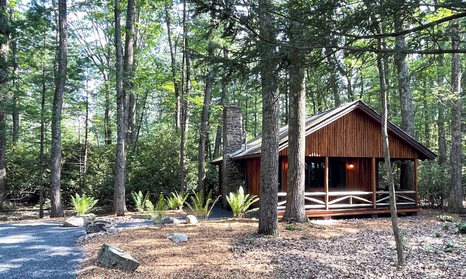 Reeders Cabin | Romantic Couples Log Cabin Suite in the Poconos with Jetted Tub