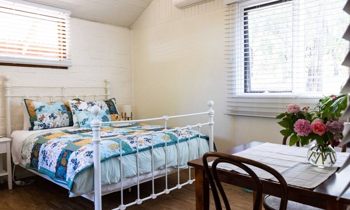 Maldon Cottage | Romantic couples mini cottage in large secluded garden — 5 min to town