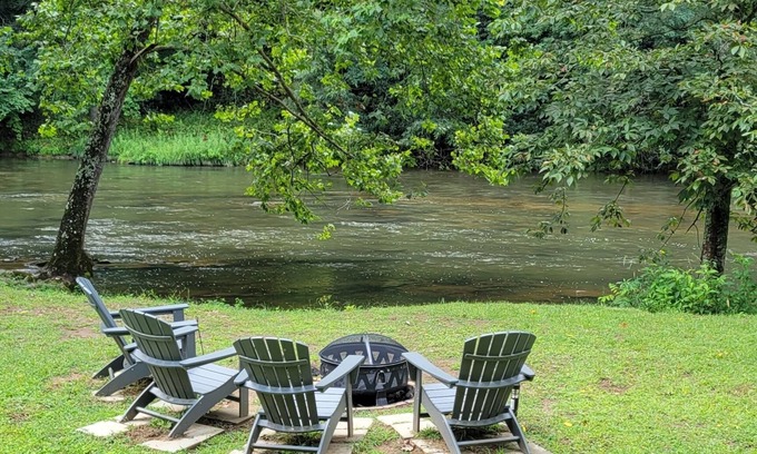 Pine Creek Cabin | Romantic Creekside Cabin w/Hot Tub!