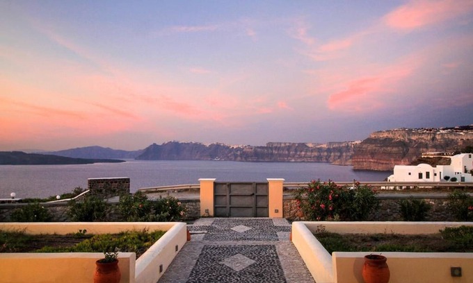 Akrotiri Villa | Romantic Cycladic mansion with a Caldera view, private swimming pool & Jaccuzi
